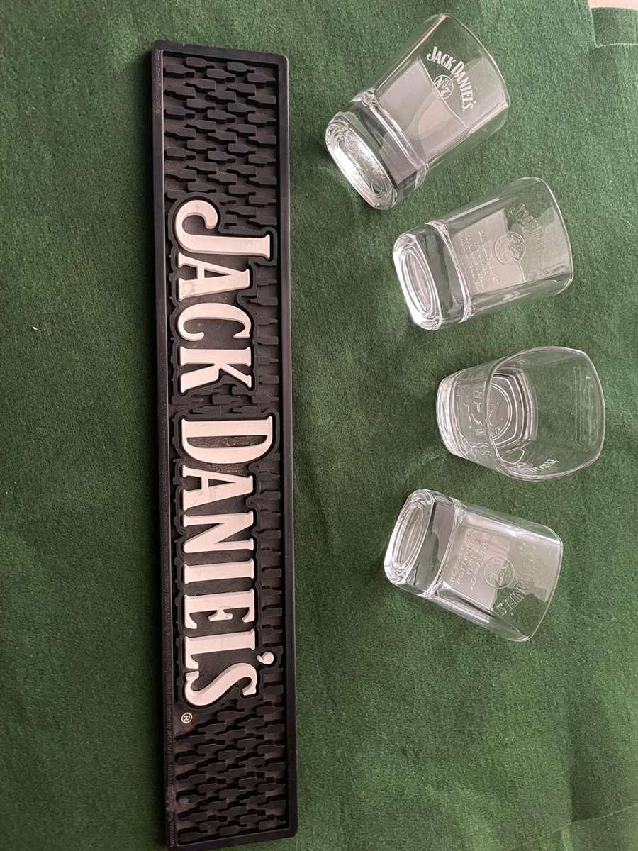 Jack Daniels Bar Mat & 4 Jack Daniels Whisky Glasses