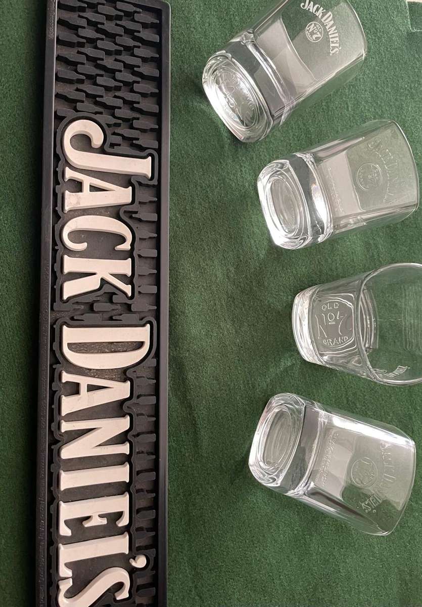Jack Daniels Bar Mat & 4 Jack Daniels Whisky Glasses