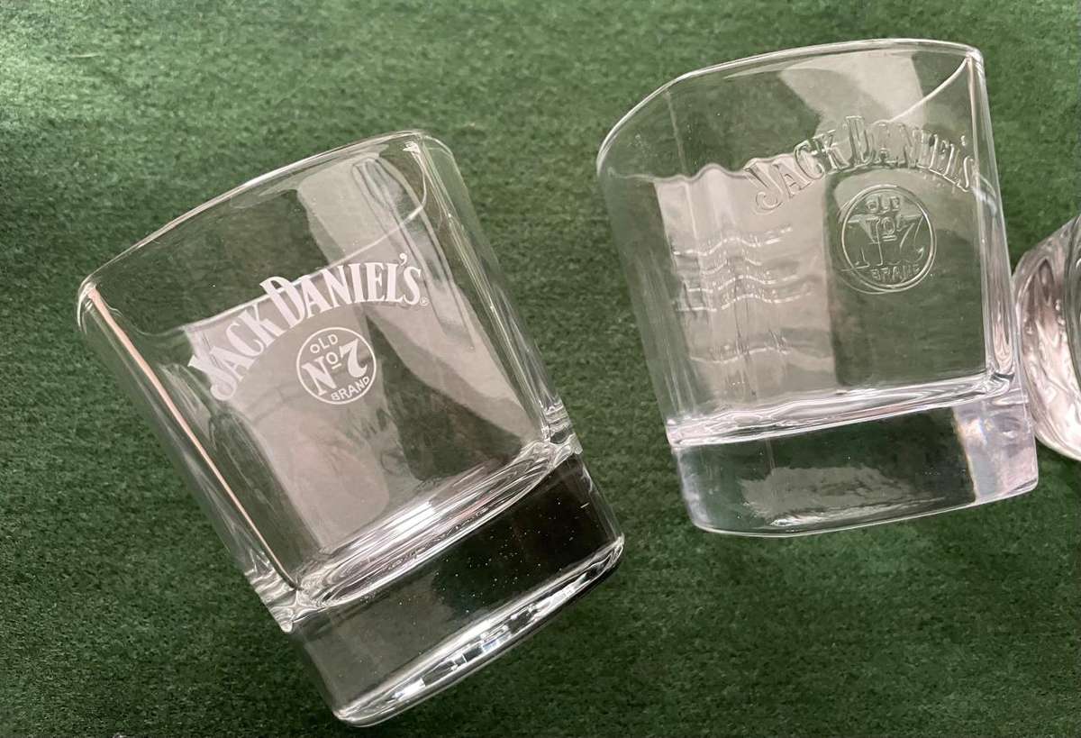 Jack Daniels Bar Mat & 4 Jack Daniels Whisky Glasses