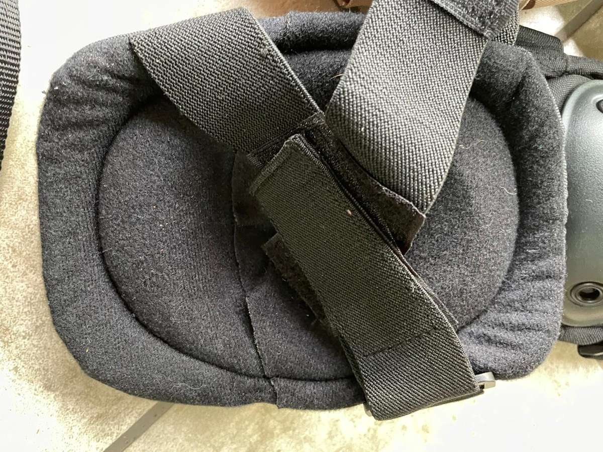 Shooting kit : Blackhawk Knee &Elbow Guards plus Blackhawk belt and Shoulder Utility Bag