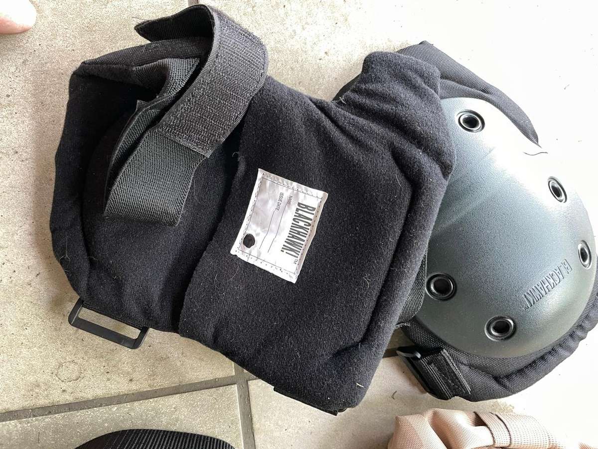 Shooting kit : Blackhawk Knee &Elbow Guards plus Blackhawk belt and Shoulder Utility Bag