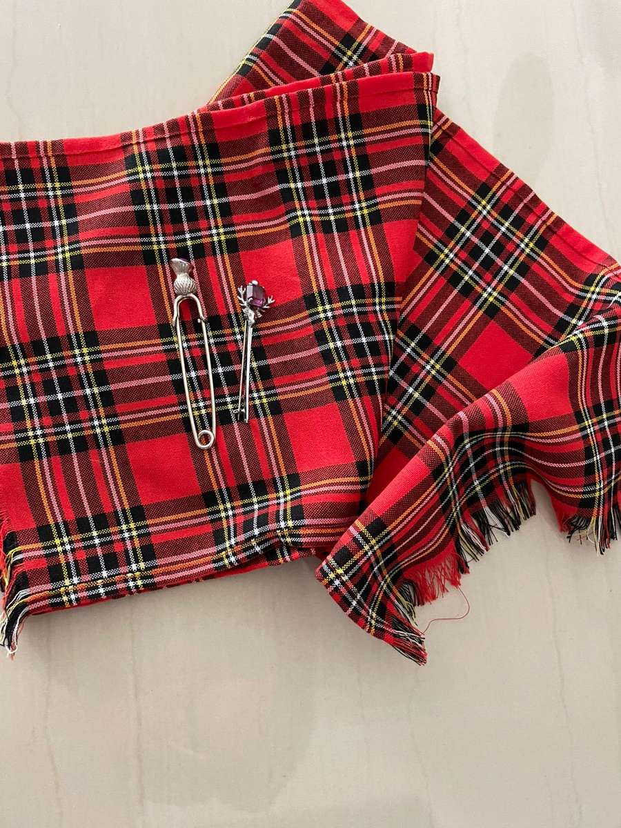 Scottish Kilt Pins & Scarf : 1 x Scottish Scarf and 2 x Kilt Pins - beautiful