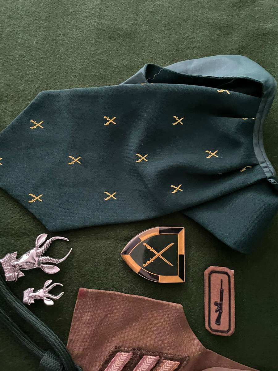 SADF : Infantry school instructor lot - cravat / rank / lanyard / shoulder flash - low start