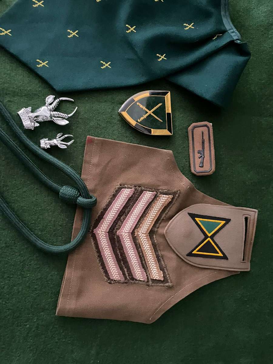 SADF : Infantry school instructor lot - cravat / rank / lanyard / shoulder flash - low start