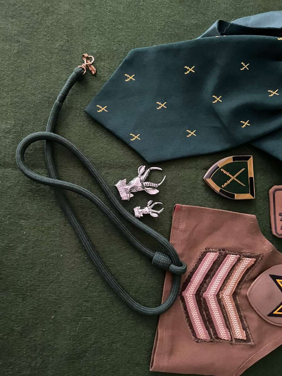 SADF : Infantry school instructor lot - cravat / rank / lanyard / shoulder flash - low start