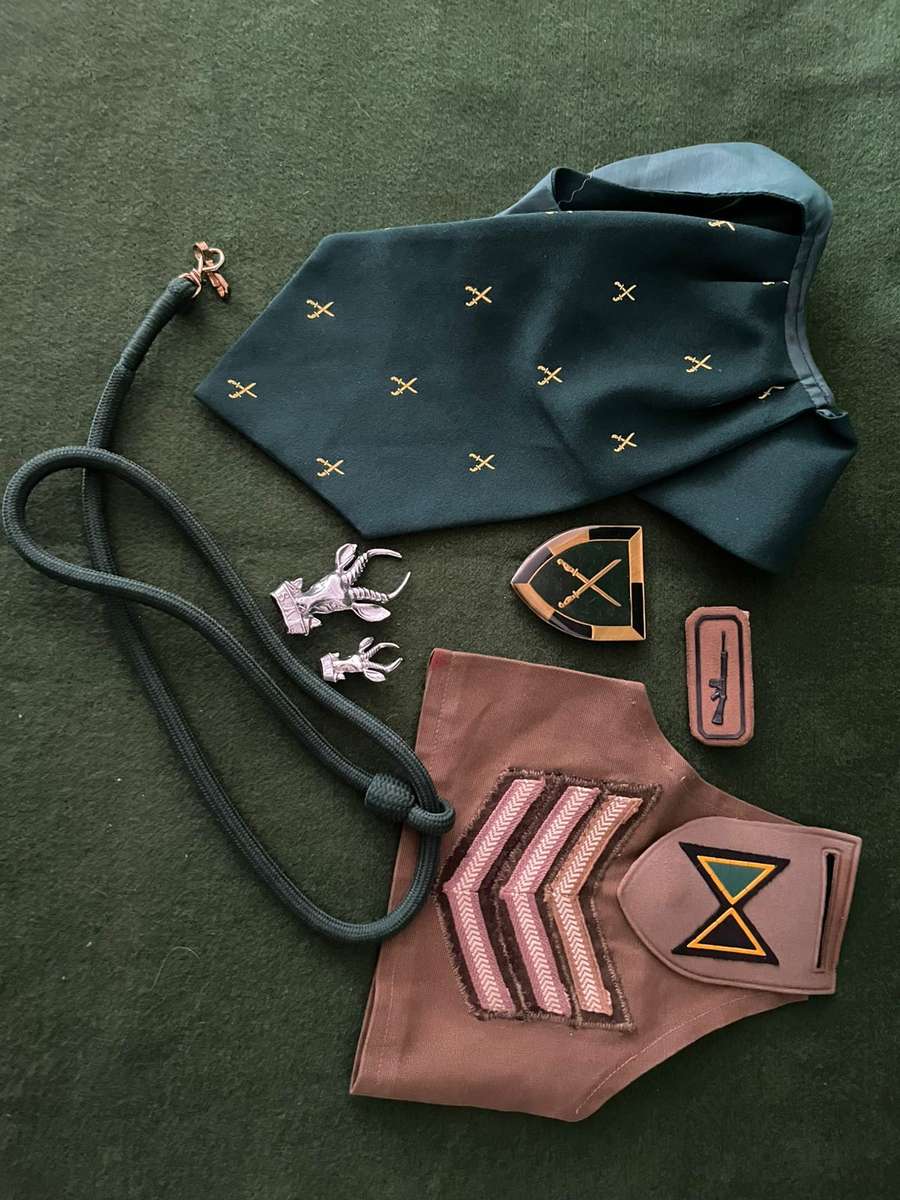 SADF : Infantry school instructor lot - cravat / rank / lanyard / shoulder flash - low start