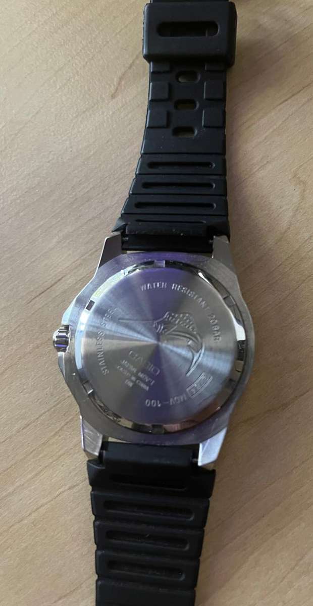 Mens Watch : Casio Divers waterproof 20 Bar stainless steel watch - just needs a battery