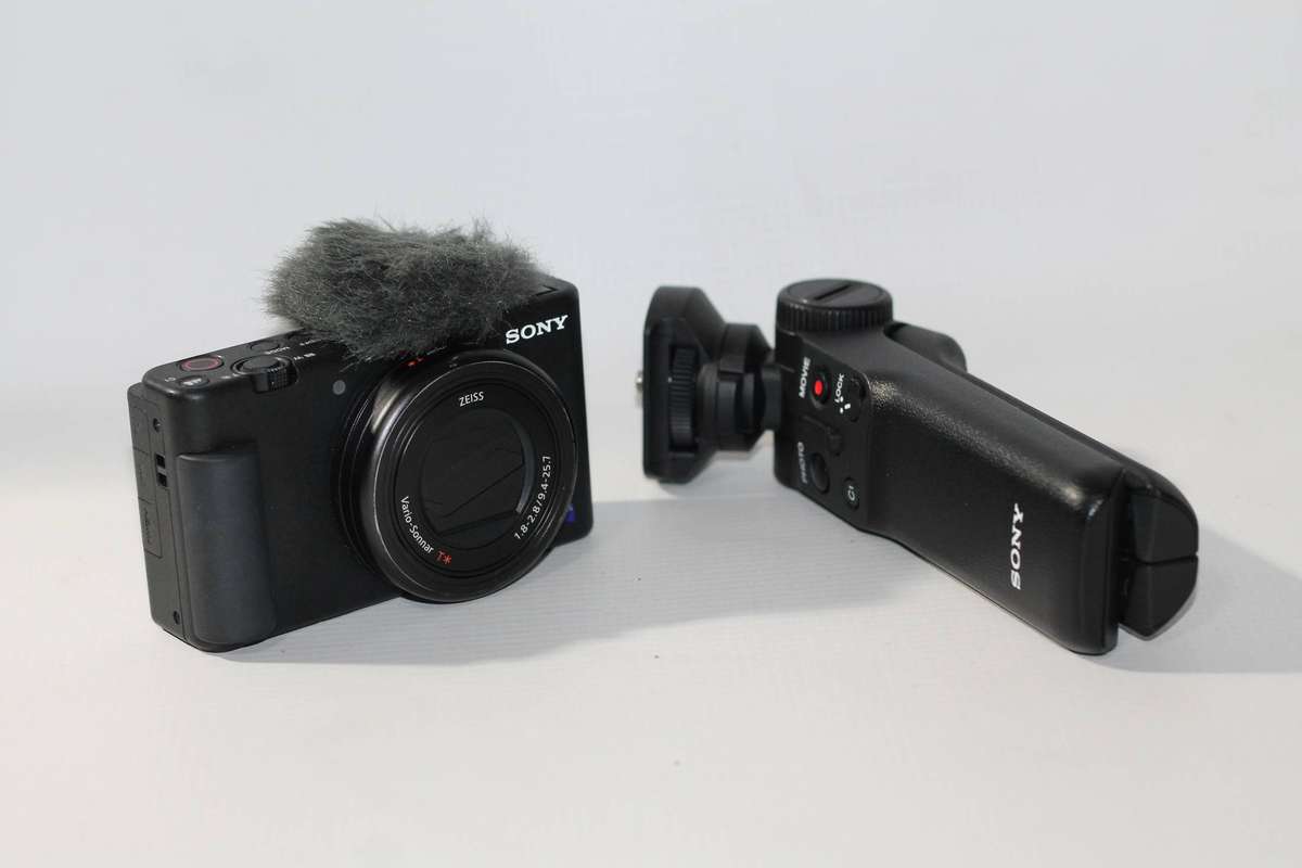 Sony ZV-1 Digital Camera With Vlogger Accessory Kit (Black)