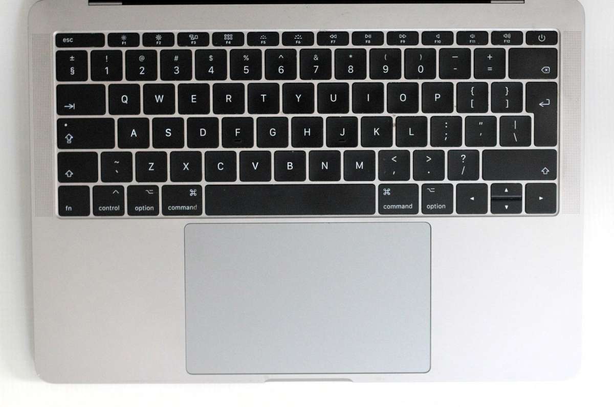 Apple MacBook Pro  Intel Core i5-7360U @2.30GHz ,8GB RAM, 128GB SSD  13.3, WQXGA (2560 x 1600), IPS