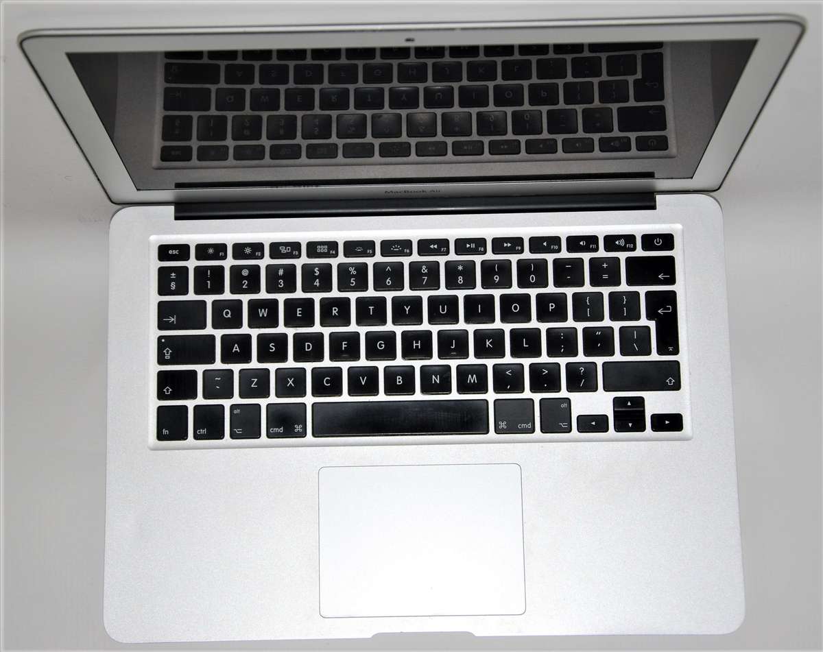MACBOOK AIR ,CORE I5-4260U,1.40GHz,4GB RAM ,256GB SSD WITH MICROSOFT OFFICE , FINAL CUT PRO , ADOBE