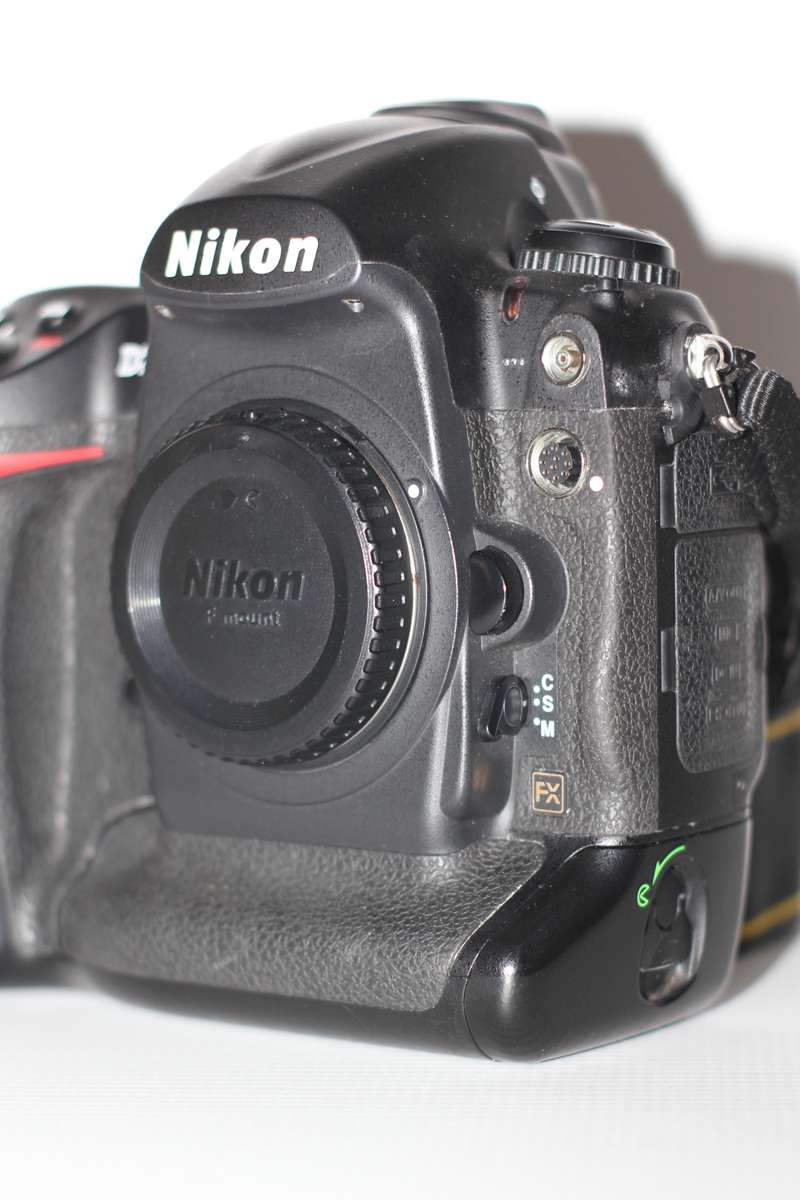 Nikon D3S 12.1 MP CMOS Digital SLR Camera with 3.0-Inch LCD and 24fps 720p HD Video Capability (Body