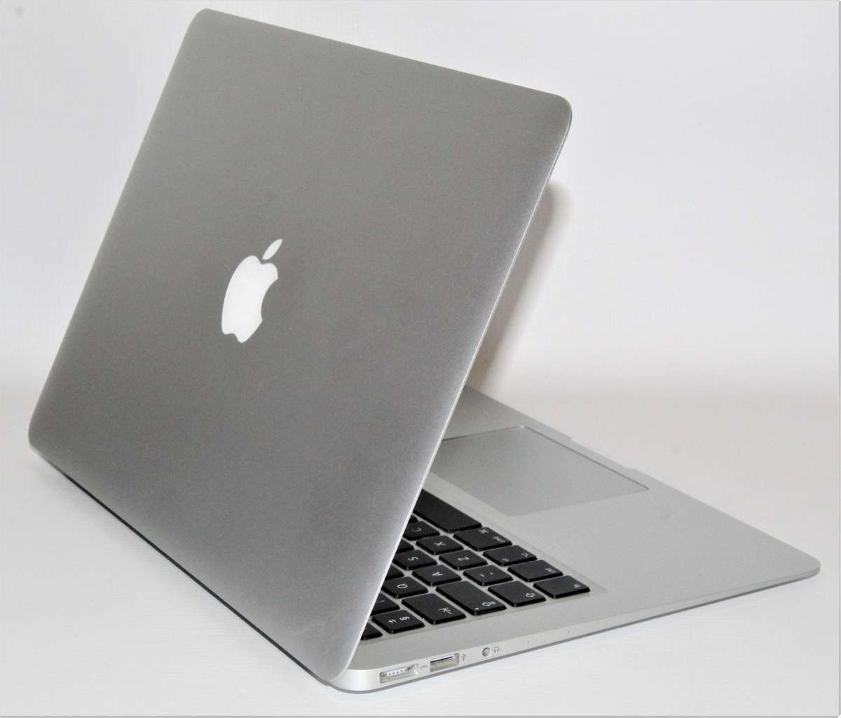 MACBOOK AIR 13 ,CORE I5-5350U,1.80GHz,8GB RAM ,128GB SSD, MICROSOFT OFFICE ,FINAL CUT PRO ,ADOBE CS5