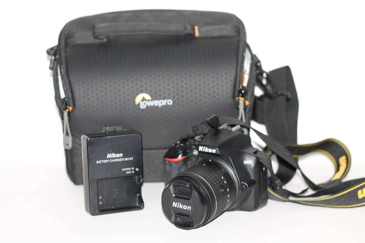 Nikon D3500 24MP DSLR Camera with 18-55mm Lens VR LENS , ONLY 6435 SHUTTER COUNT, COMING WITH A  BAG