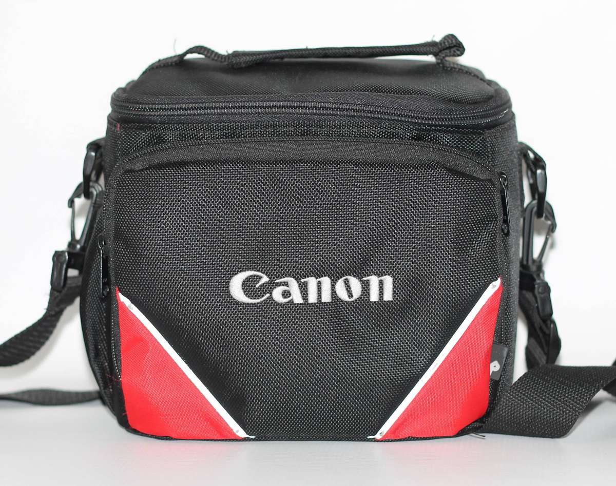 Canon 200D 24MP DSLR with 18-55mm f/3.5-5.6 III CANON Shoulder  BAG , BATTERY And Charger