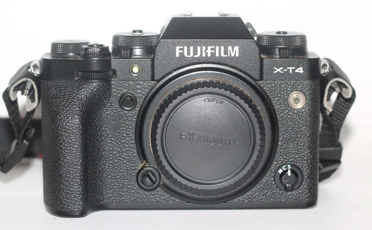 Fujifilm X-T4 Mirrorless Digital Camera (Black) (Body Only) Low Shutter count 2150