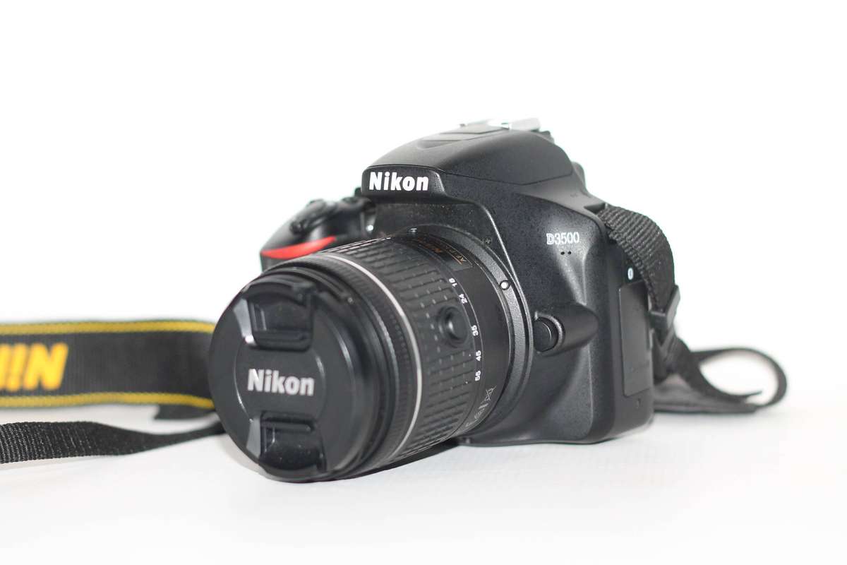 Nikon D3500 24MP DSLR Camera with 18-55mm Lens VR LENS , ONLY 6435 SHUTTER COUNT, COMING WITH A  BAG