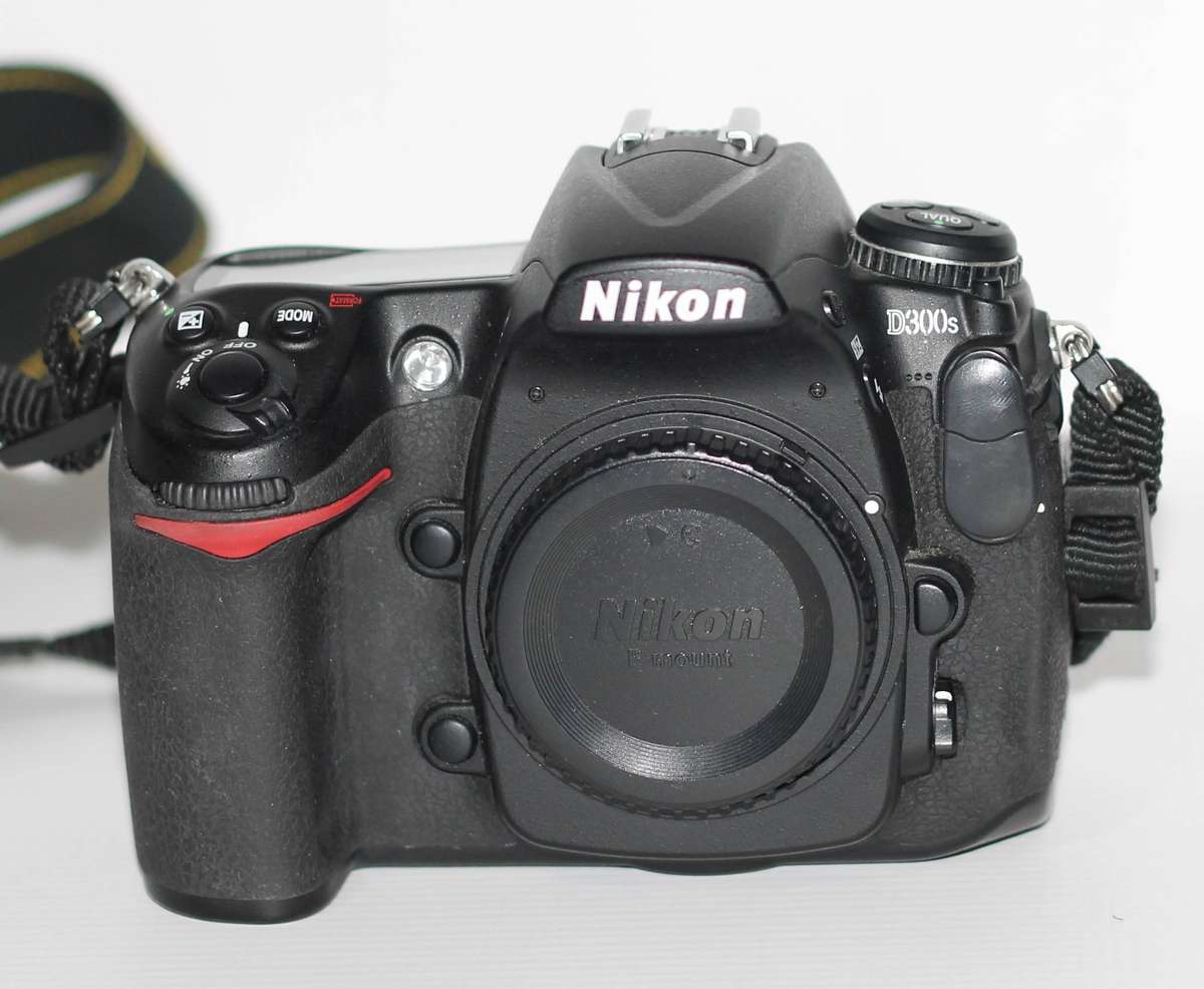 Nikon D300s 12.3MP CMOS Digital SLR Camera , HD 720p Video ( Body Only )