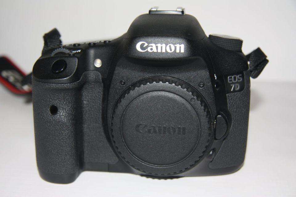 Canon 7D 18MP PROFESSIONAL Digital SLR Camera (BODY)