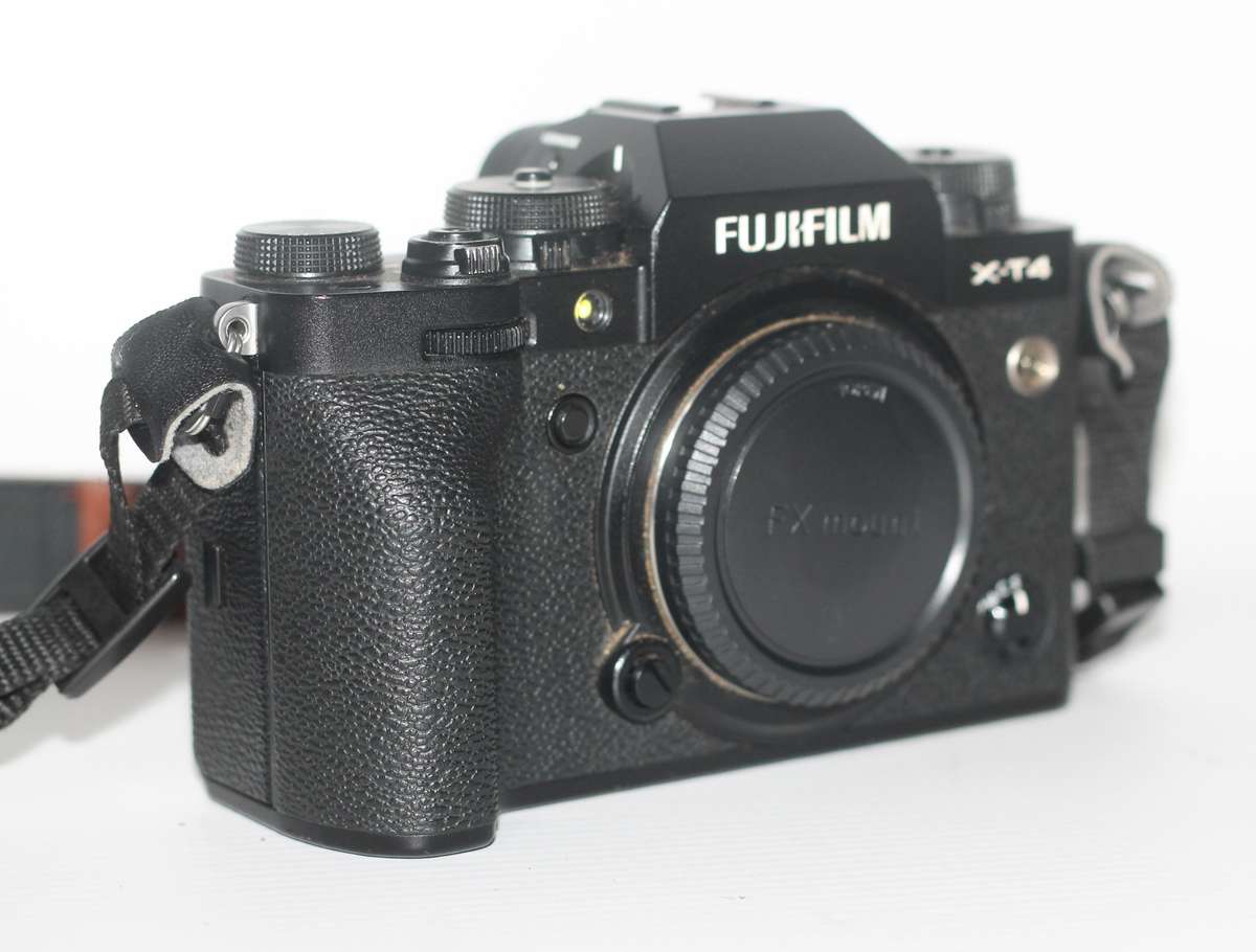 Fujifilm X-T4 Mirrorless Digital Camera (Black) (Body Only) Low Shutter count 2150