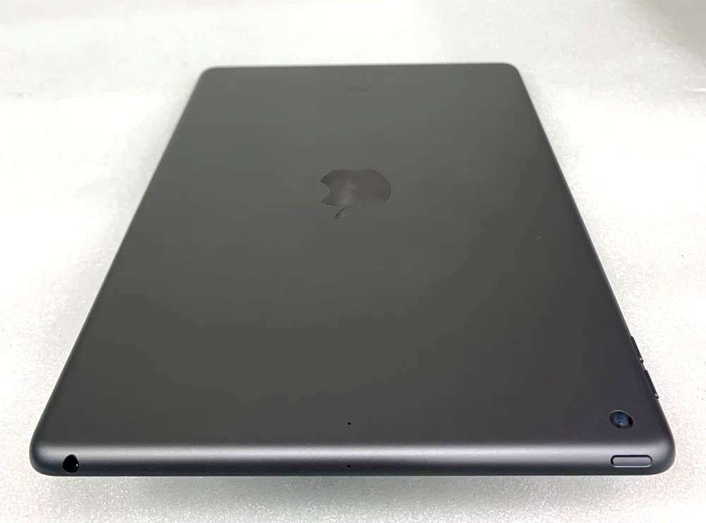 Apple iPad (9th Gen) | 10.2 Retina | A13 Chip | 64GB | Wi-Fi | 12MP Cam , NEW CONDITON , WITH BOX