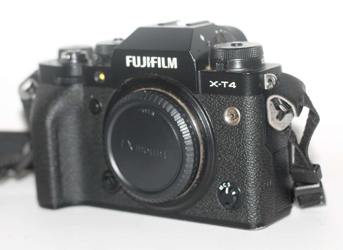 Fujifilm X-T4 Mirrorless Digital Camera (Black) (Body Only) Low Shutter count 2150