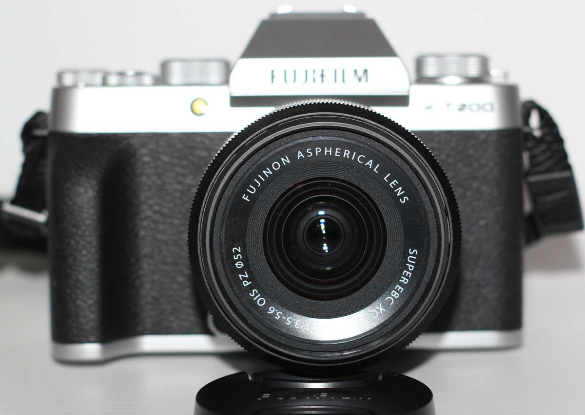 Fujifilm X-T200 Mirrorless Digital Camera with 15-45mm Lens