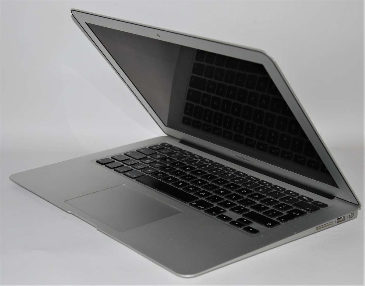 MACBOOK AIR ,CORE I5-4260U,1.40GHz,4GB RAM ,256GB SSD WITH MICROSOFT OFFICE , FINAL CUT PRO , ADOBE