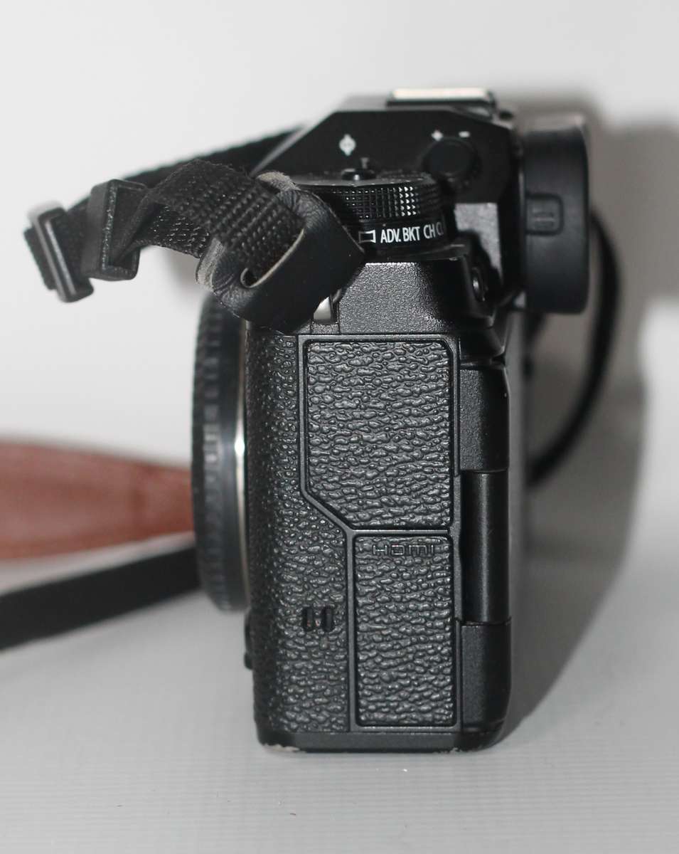 Fujifilm X-T4 Mirrorless Digital Camera (Black) (Body Only) Low Shutter count 2150