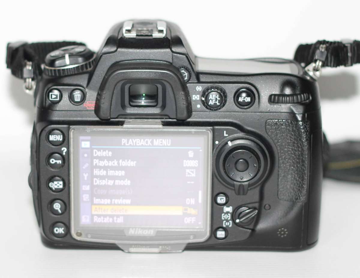 Nikon D300s 12.3MP CMOS Digital SLR Camera , HD 720p Video ( Body Only )