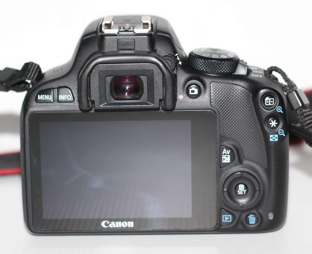 CANON EOS 100D, 18MP DSLR, FULL HD MOVIES , 18-55MM ZOOM LENS EXCELLENT CONDITION