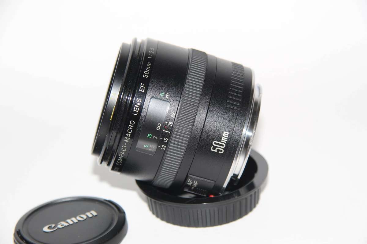 Canon EF 50mm f/2.5 Compact Macro