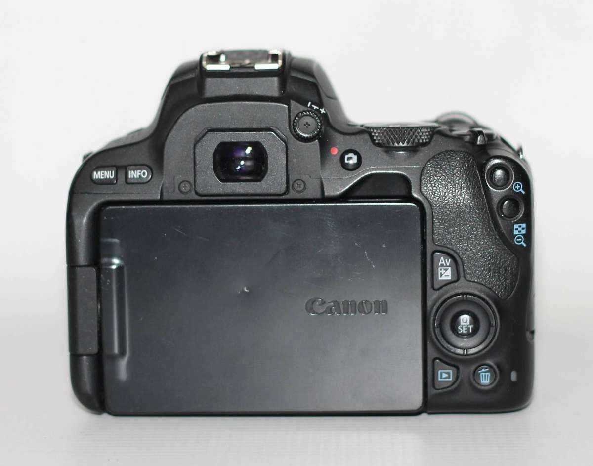 Canon 200D 24MP DSLR with 18-55mm f/3.5-5.6 III CANON Shoulder  BAG , BATTERY And Charger