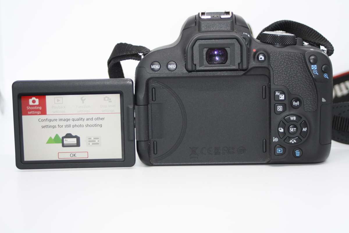 Canon EOS 800D,  24.2MP DSLR with 18-55mm f/4-5.6 IS STM Lens in New Condition