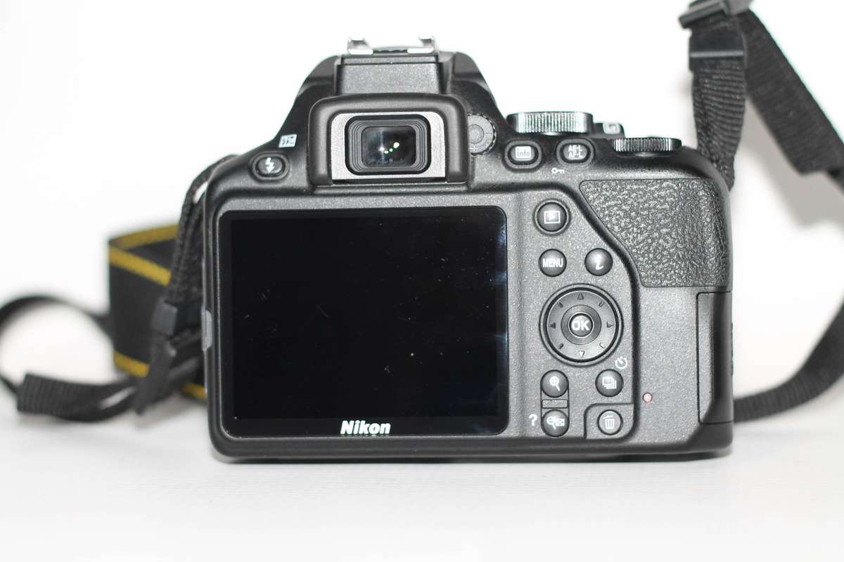 Nikon D3500 24MP DSLR Camera with 18-55mm Lens VR LENS , ONLY 6435 SHUTTER COUNT, COMING WITH A  BAG