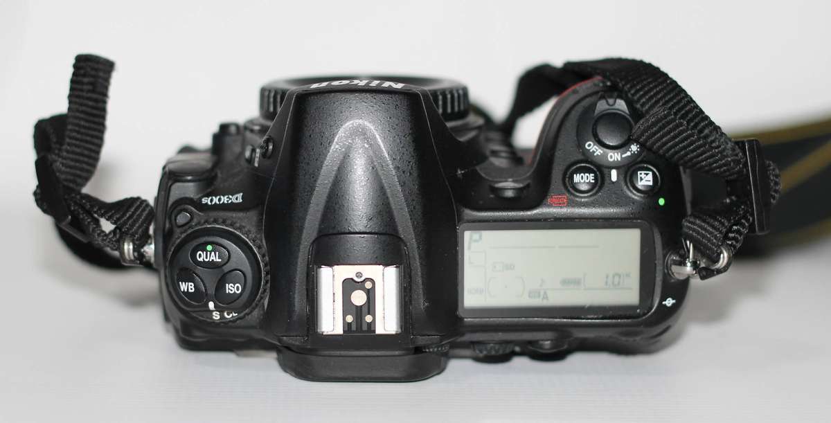 Nikon D300s 12.3MP CMOS Digital SLR Camera , HD 720p Video ( Body Only )
