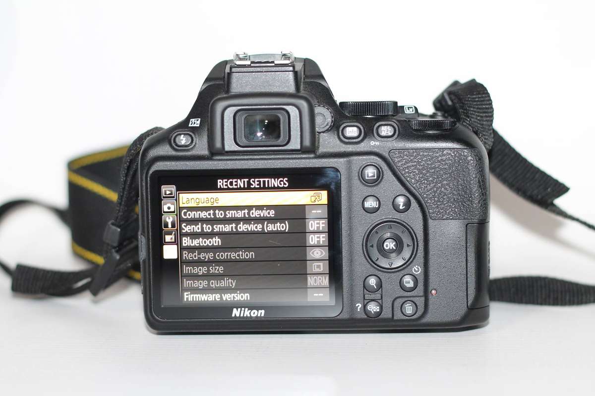 Nikon D3500 24MP DSLR Camera with 18-55mm Lens VR LENS , ONLY 6435 SHUTTER COUNT, COMING WITH A  BAG