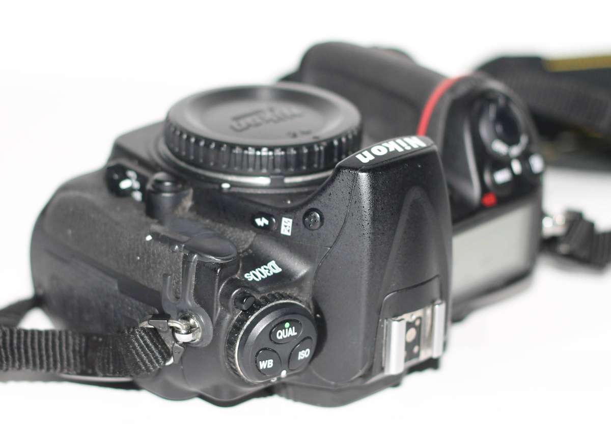 Nikon D300s 12.3MP CMOS Digital SLR Camera , HD 720p Video ( Body Only )