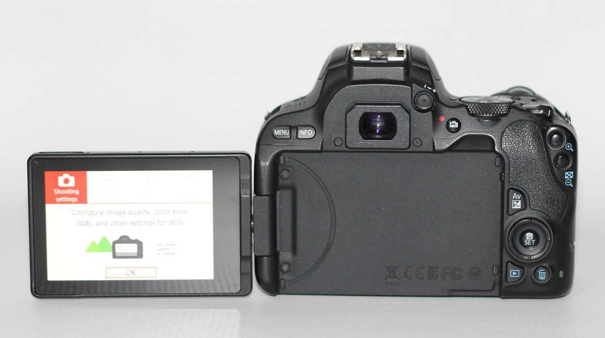 Canon 200D 24MP DSLR with 18-55mm f/3.5-5.6 III CANON Shoulder  BAG , BATTERY And Charger