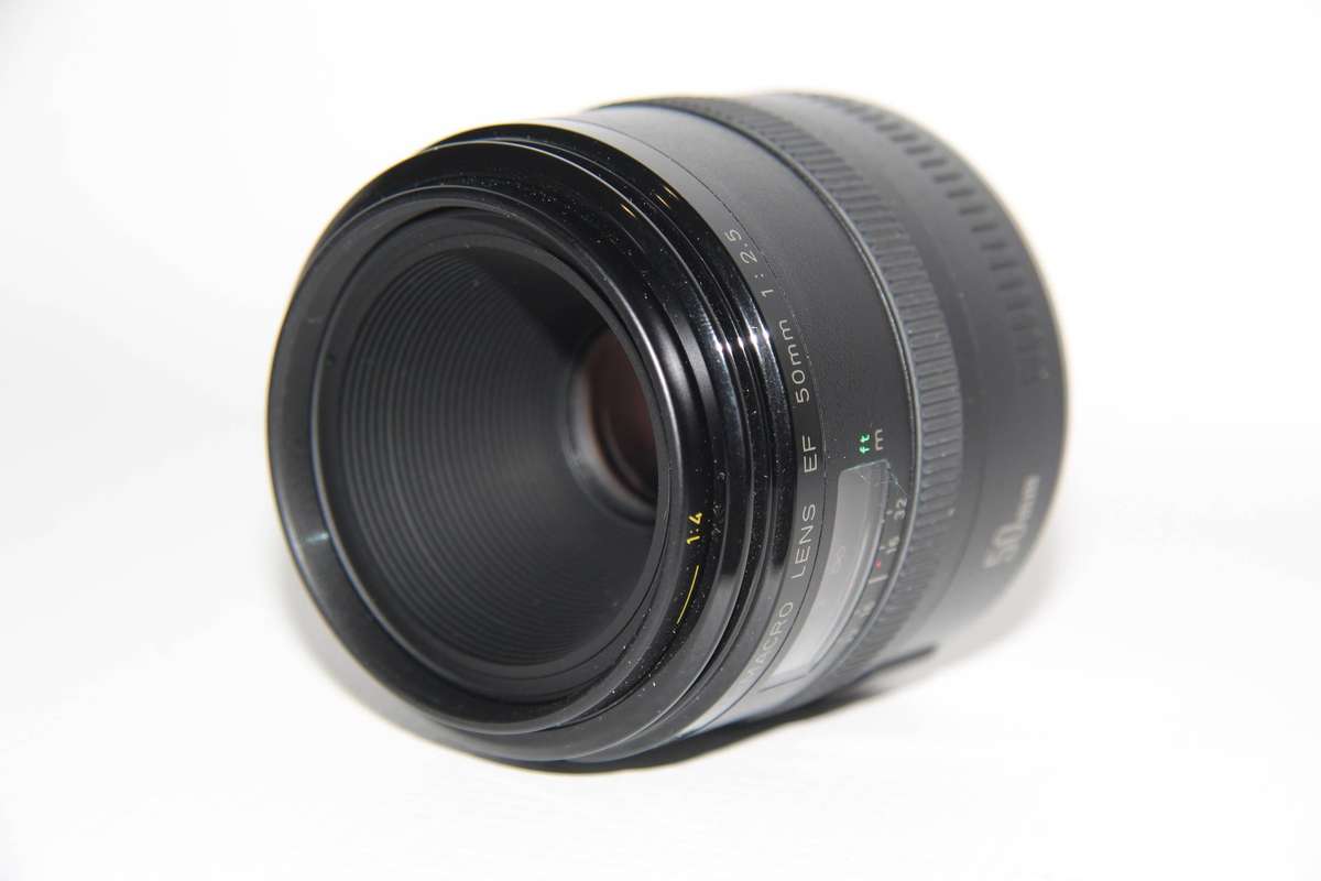 Canon EF 50mm f/2.5 Compact Macro