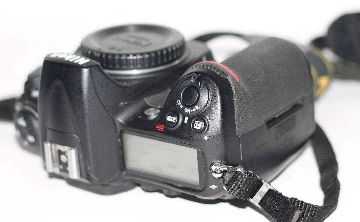 Nikon D300s 12.3MP CMOS Digital SLR Camera , HD 720p Video ( Body Only )