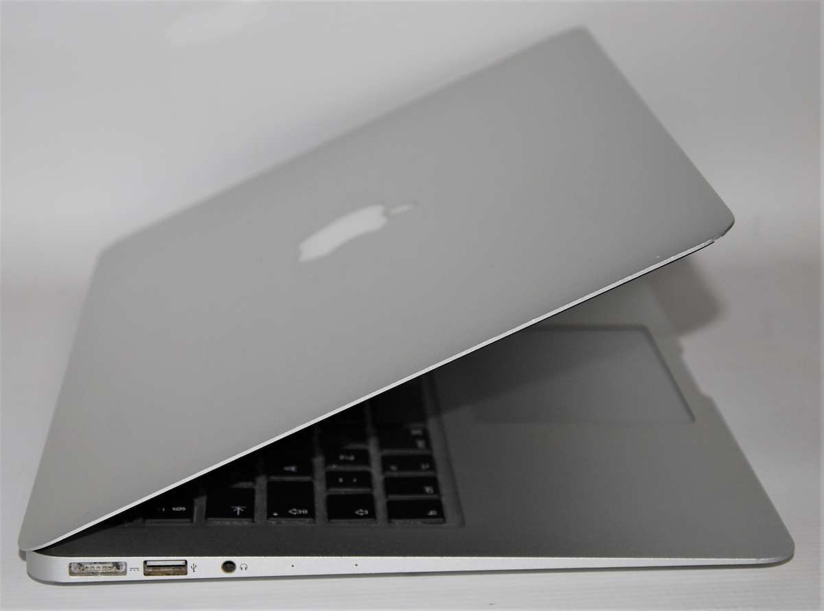 MACBOOK AIR ,CORE I5-4260U,1.40GHz,4GB RAM ,256GB SSD WITH MICROSOFT OFFICE , FINAL CUT PRO , ADOBE