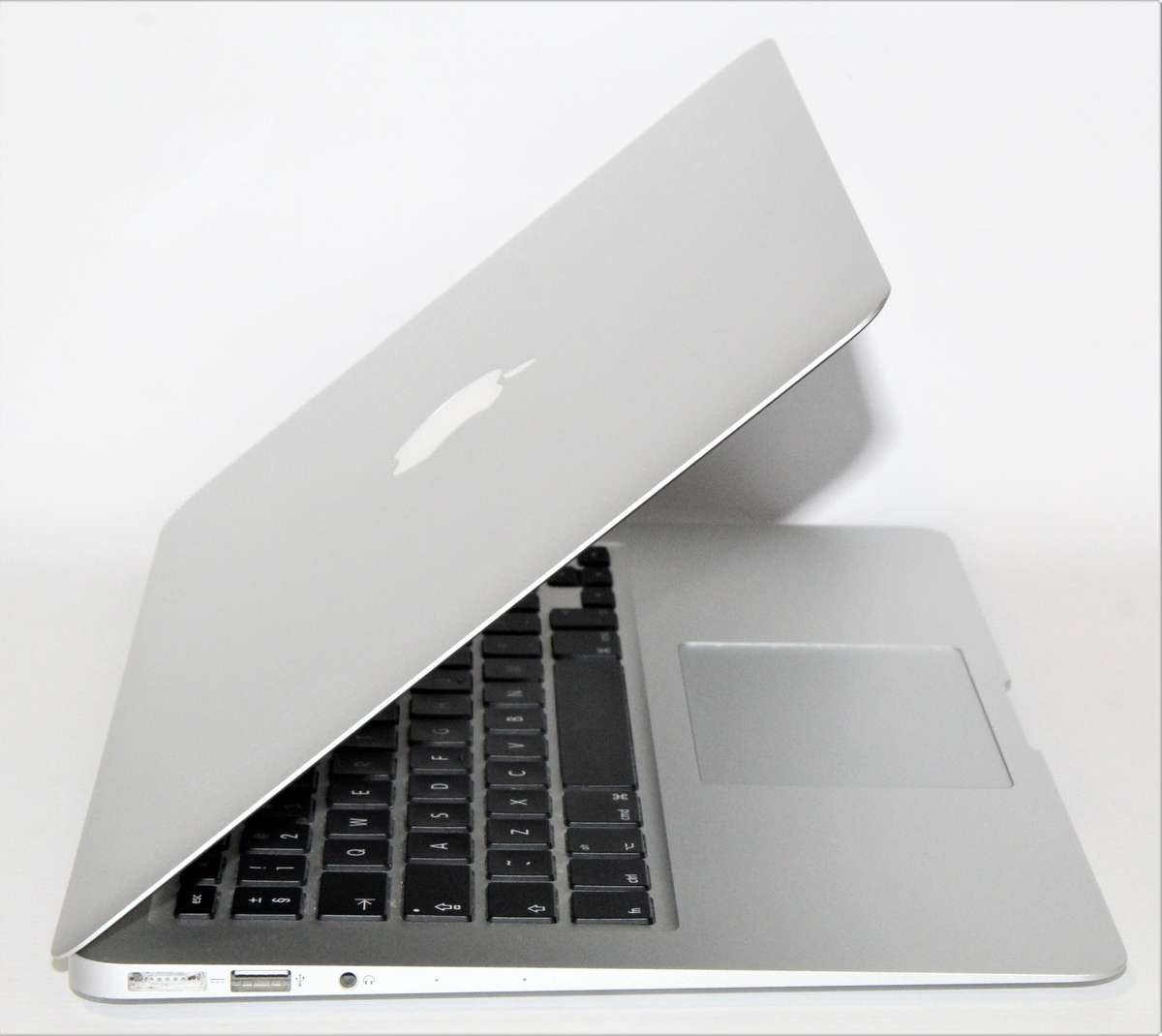 MACBOOK AIR 13 ,CORE I5-5350U,1.80GHz,8GB RAM ,128GB SSD, MICROSOFT OFFICE ,FINAL CUT PRO ,ADOBE CS5