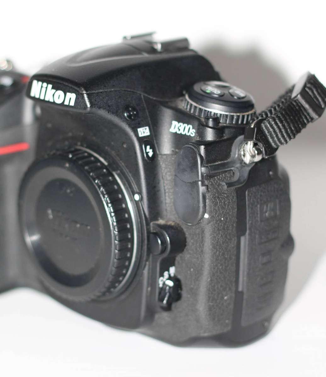 Nikon D300s 12.3MP CMOS Digital SLR Camera , HD 720p Video ( Body Only )