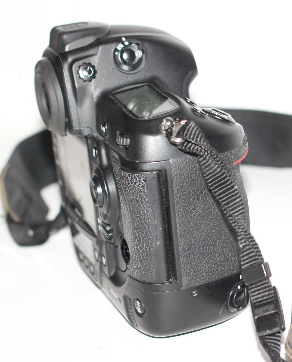 Nikon D3S 12.1 MP CMOS Digital SLR Camera with 3.0-Inch LCD and 24fps 720p HD Video Capability (Body