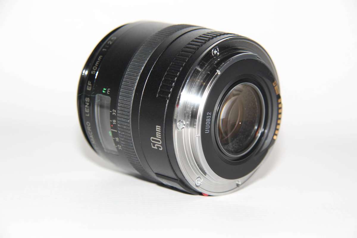 Canon EF 50mm f/2.5 Compact Macro