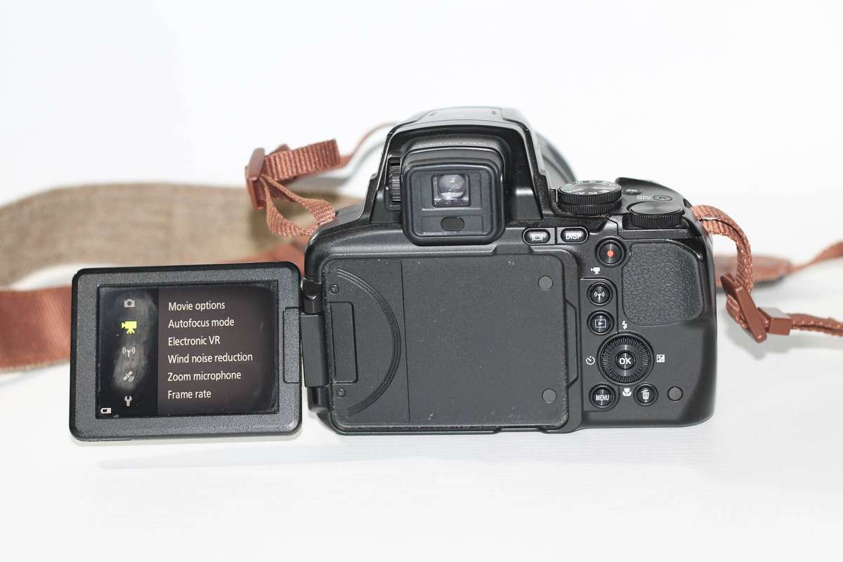 COOLPIX P900 Digital Bridge Camera (16.0 MP CMOS sensor, 83x Zoom) 3-Inch LCD Screen