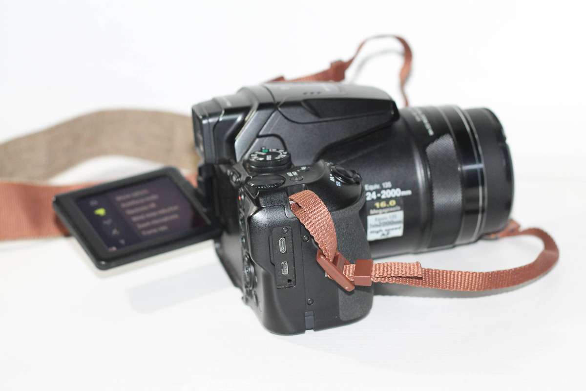 COOLPIX P900 Digital Bridge Camera (16.0 MP CMOS sensor, 83x Zoom) 3-Inch LCD Screen