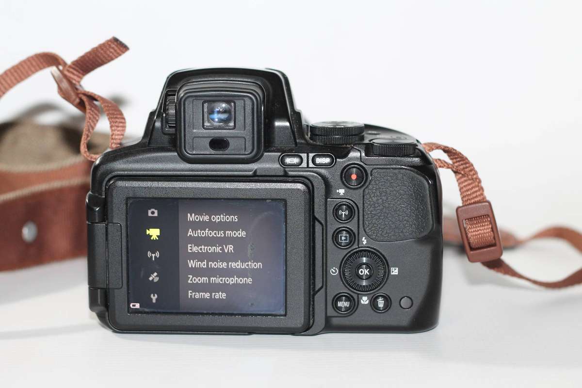 COOLPIX P900 Digital Bridge Camera (16.0 MP CMOS sensor, 83x Zoom) 3-Inch LCD Screen