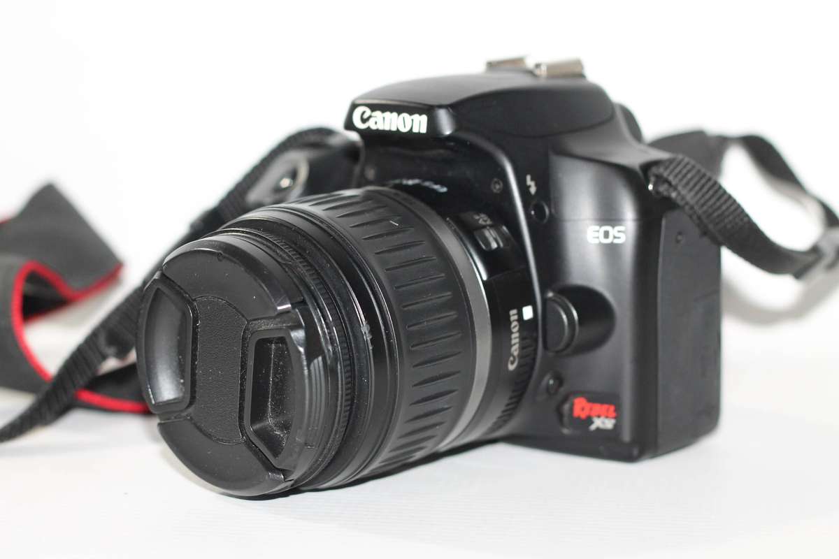Canon EOS Rebel XS (1000D) SLR Digital Camera (Black) with 18-55mm IS Lens Kit