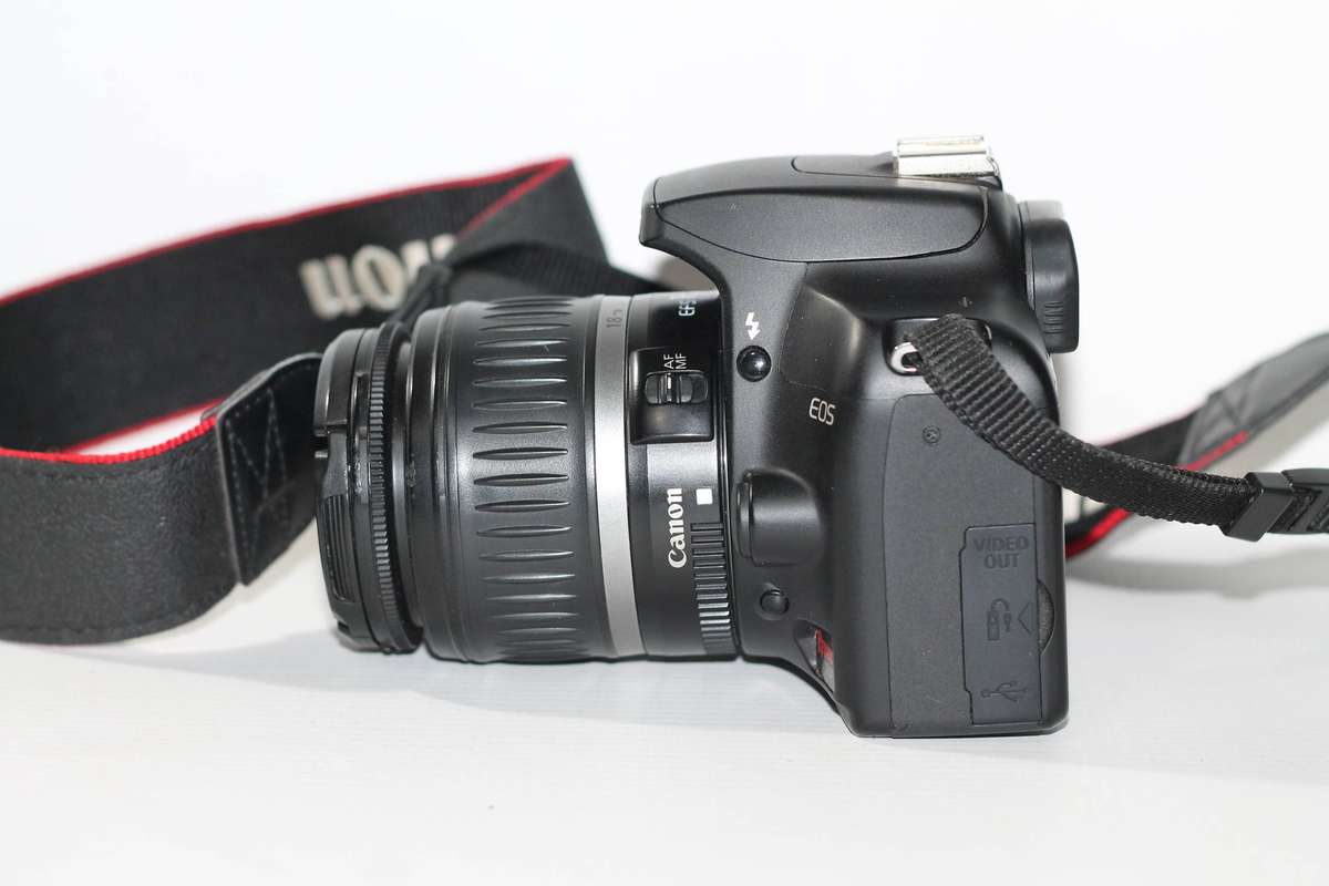 Canon EOS Rebel XS (1000D) SLR Digital Camera (Black) with 18-55mm IS Lens Kit